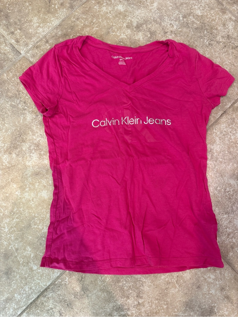Calvin Klein Jeans Women's Short-Sleeve V-Neck Tee in Fuchsia Pink